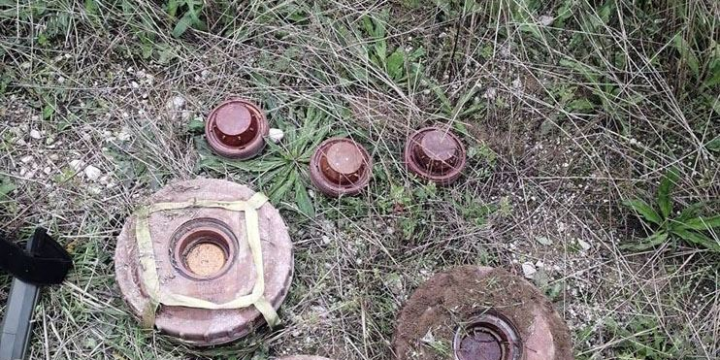 Dağıdılmış dəmir yolu xətləri və hissələri mina ilə ciddi şəkildə çirkləndirilib