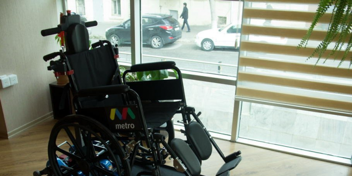 Bakı metrosunda əlil arabaları üçün yeni texniki qurğu istifadəyə verilib