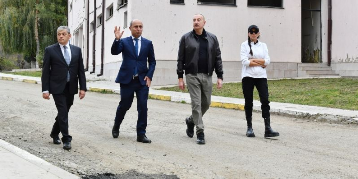 Şuşa şəhərində peşə məktəbinin və kollecin binasına baxış