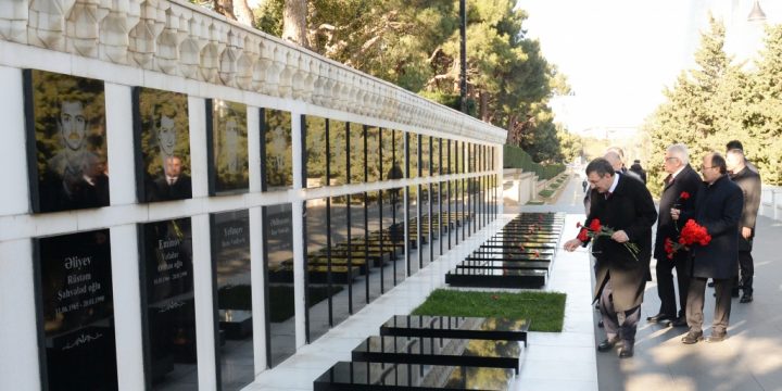 Türkiyənin vitse-prezidenti Bakıda Şəhidlər xiyabanını və “Türk şəhidliyi” abidəsini ziyarət edib