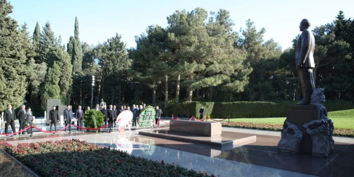 Türkiyənin ticarət naziri Fəxri xiyabanda Ulu Öndərin məzarını ziyarət edib