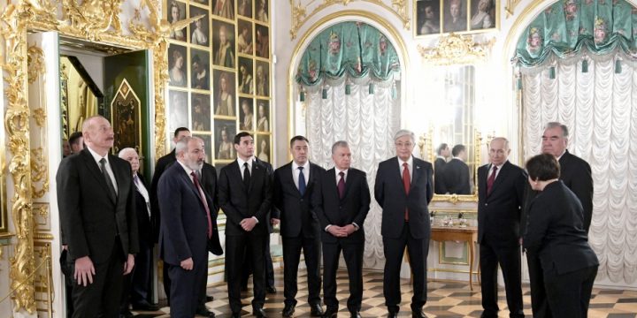 Sankt-Peterburqda “Böyük Peterhof Sarayı” ilə tanışlıq olub