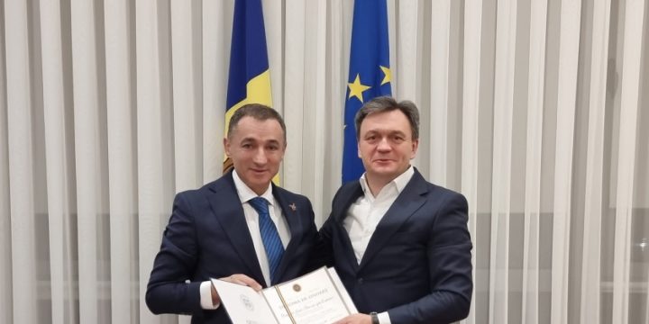 Moldovanın Baş naziri Dorin Reçan Qüdsi Osmanovu fəxri diplomla təltif edib