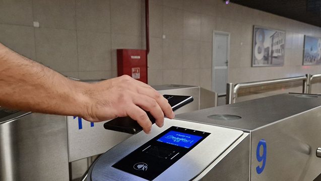 Metronun bütün stansiyalarında QR biletlə ödəniş mümkün olub