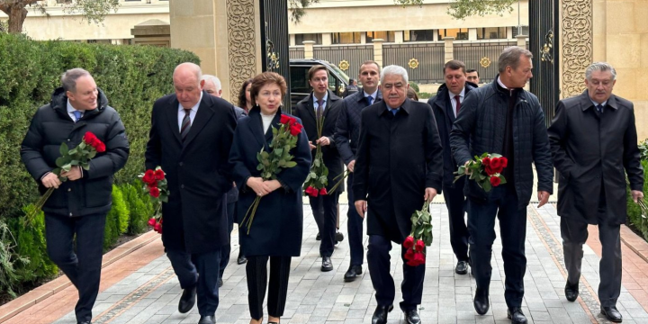 Rusiya parlamentinin nümayəndə heyəti Fəxri xiyabanı ziyarət edib 