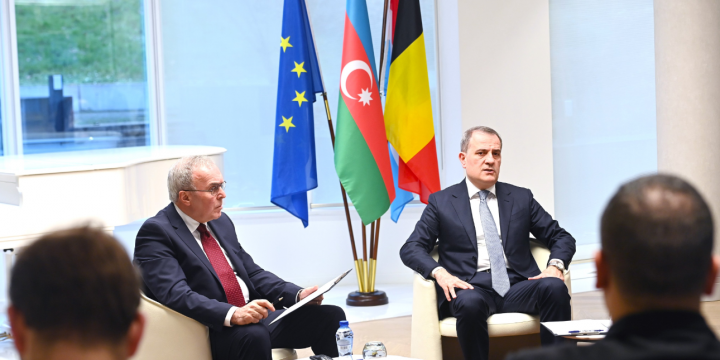 Ceyhun Bayramov Brüsseldə media və aparıcı beyin mərkəzlərinin nümayəndələri ilə görüşüb 