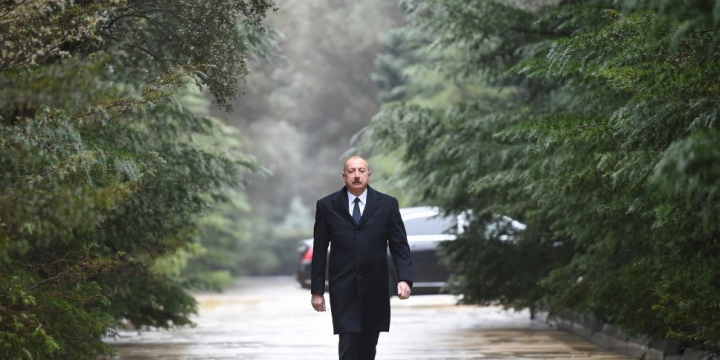 Prezident İlham Əliyev Ümummilli Lider Heydər Əliyevin məzarını ziyarət edib