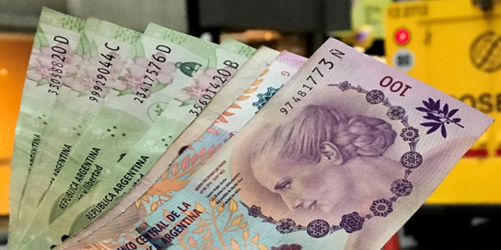 Argentinanın milli valyutası 50 faiz devalvasiya edilib