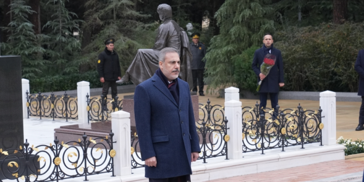 Türkiyənin xarici işlər naziri Ulu Öndərin məzarını, “Türk şəhidliyi” abidəsini və Şəhidlər xiyabanını ziyarət edib