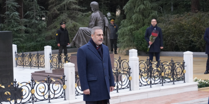 Turkish foreign minister pays tribute to Great Leader Heydar Aliyev and Azerbaijani martyrs