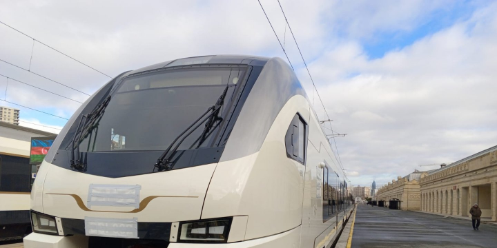 “Stadler”in iki yeni qatarı Bakıya gətirilib