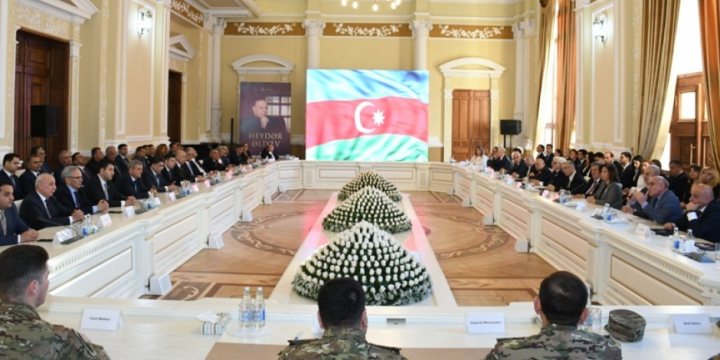 Bakı Şəhər İcra Hakimiyyətində “Heydər Əliyev” kitabının təqdimatı keçirilib