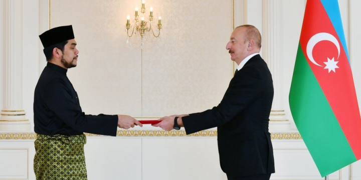 Prezident İlham Əliyev Malayziyanın Azərbaycanda yeni təyin olunmuş səfirinin etimadnaməsini qəbul edib