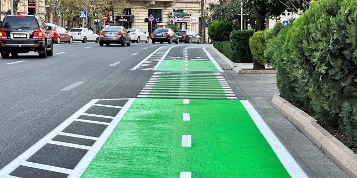 Paytaxtda yol kəsişmələrində yaşıl boya çəkilir