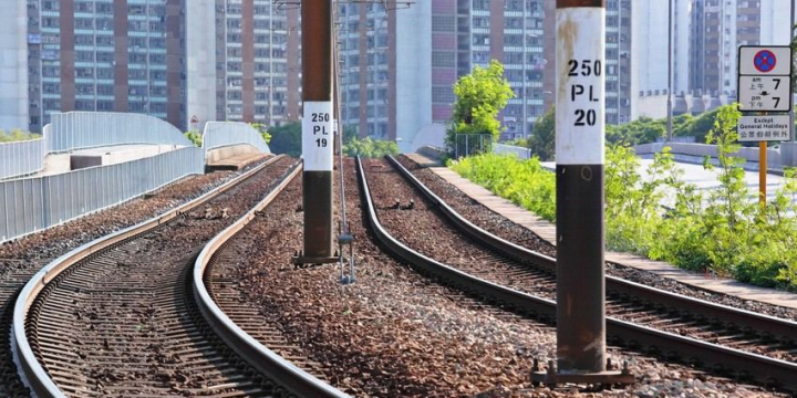 Dəmir yolunu keçərkən mobil telefondan istifadə qadağan edilib