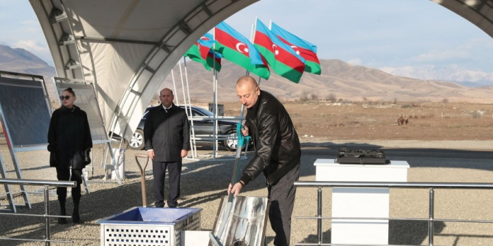 Prezident İlham Əliyev və Birinci xanım Mehriban Əliyeva Ağdam şəhərində salınacaq beşinci yaşayış kompleksinin təməlinin qoyulması mərasimində iştirak ediblər