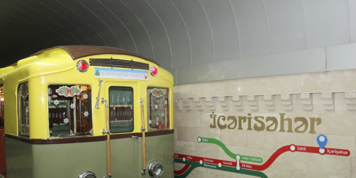 Metronun “İçərişəhər” stansiyasında retro vaqonlar nümayiş etdirilir