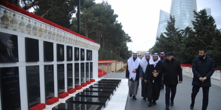 Küveytli deputatlar Bakıda Şəhidlər xiyabanını ziyarət ediblər