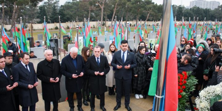Xarici İşlər Nazirliyinin rəhbər heyəti şəhid Orxan Əsgərovun məzarını ziyarət edib