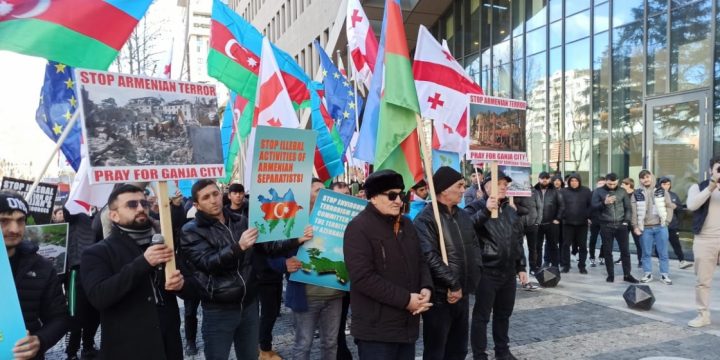 Gürcüstandakı soydaşlarımız Avropa İttifaqının Tbilisi ofisinin önündə etiraz aksiyası təşkil ediblər