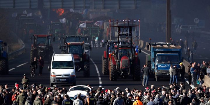 French farmers block highways to step up pressure on government