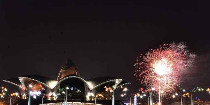 Baku welcomes New Year with grandiose fireworks