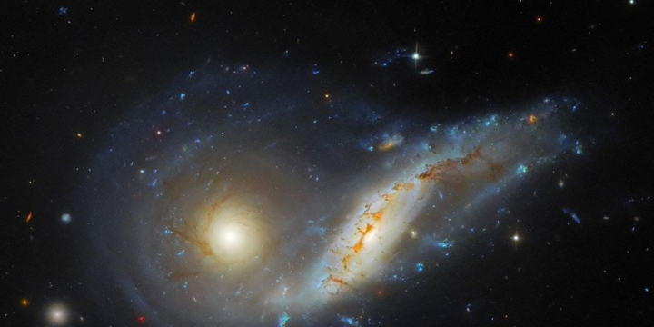 “Habbl” teleskopu iki birləşən spiral qalaktikanı təsvir edib