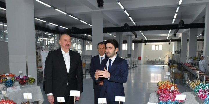 Prezident İlham Əliyev Lənkəranda qənnadı məhsullarının istehsalı müəssisəsinin fəaliyyəti ilə tanış olub