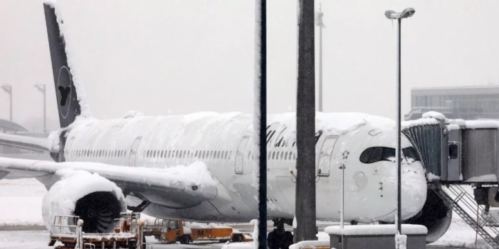Almaniyada güclü qar səbəbindən yüzlərlə aviareys ləğv olunub