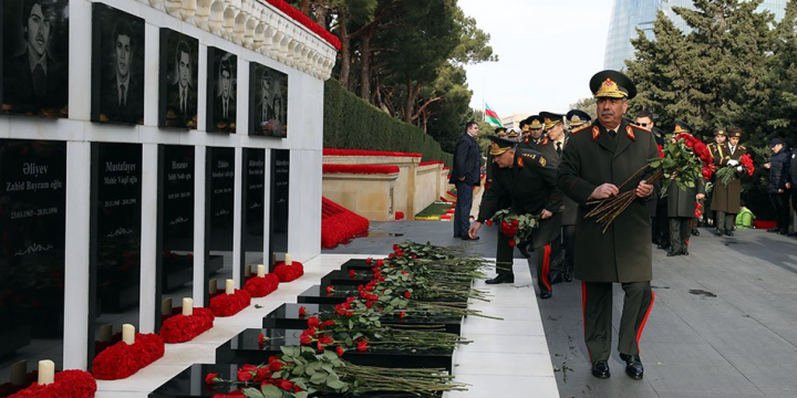 Müdafiə Nazirliyinin rəhbər heyəti Şəhidlər xiyabanını ziyarət edib