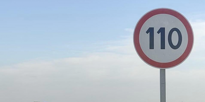 Ödənişli yolda maksimum sürət həddi və radar nişanları quraşdırılıb