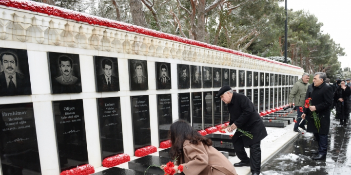 Uzbekistan’s parliamentary delegation pays tribute to Great Leader Heydar Aliyev and Azerbaijani martyrs