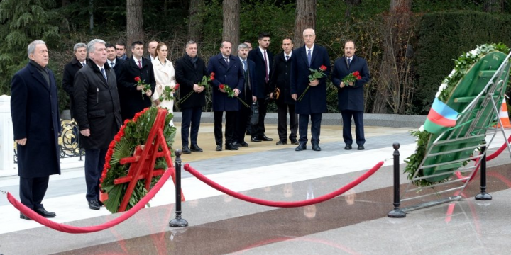 Hulusi Akar Ulu Öndərin məzarını, Şəhidlər xiyabanını və “Türk şəhidliyi” abidəsini ziyarət edib