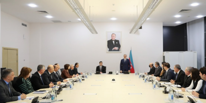 Prezident Administrasiyasının rəhbəri Samir Nuriyev Dənizkənarı Bulvar İdarəsinin İdarə Heyətinin yeni sədrini kollektivə təqdim edib