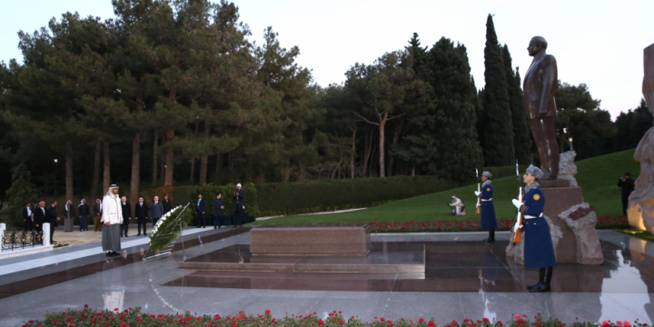 President of United Arab Emirates visits tomb of Great Leader Heydar Aliyev