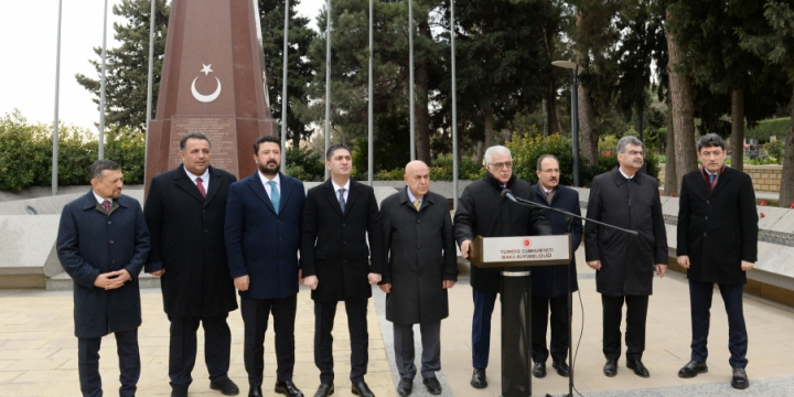 Turkish parliamentary delegation visits “Turkish Martyrdom” monument in Baku
