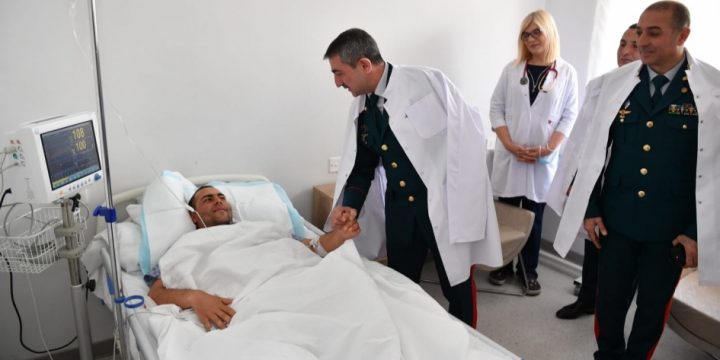 Dövlət Sərhəd Xidmətinin rəisi yaralanmış hərbi qulluqçunu ziyarət edib
