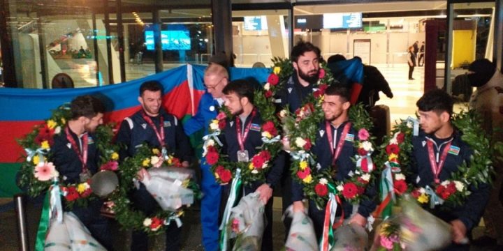 Avropa çempionatında ikinci yeri tutan Azərbaycan güləşçiləri Vətənə dönüblər