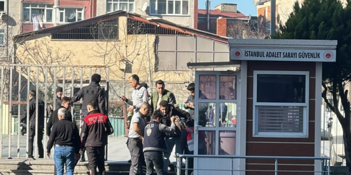 İstanbulda məhkəmə binası önündə atışma olub: həlak olan və yaralananlar var