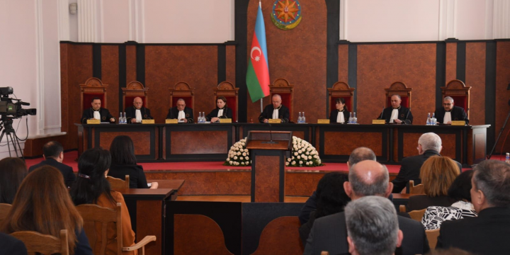 Konstitusiya Məhkəməsi Plenumunun iclasında hakimlər müşavirəyə gediblər