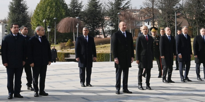 Prezident İlham Əliyev Ankarada Ulu Öndər Heydər Əliyevin abidəsini ziyarət edib