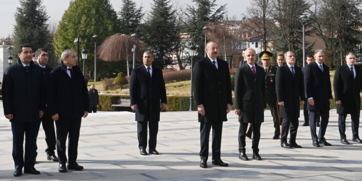 President Ilham Aliyev visited monument to Great Leader Heydar Aliyev in Ankara