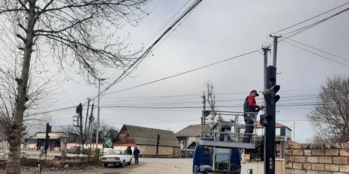 Baş DYP İdarəsi tərəfindən qəza riski olan yol sahələrində yeni işıqforlar quraşdırılib