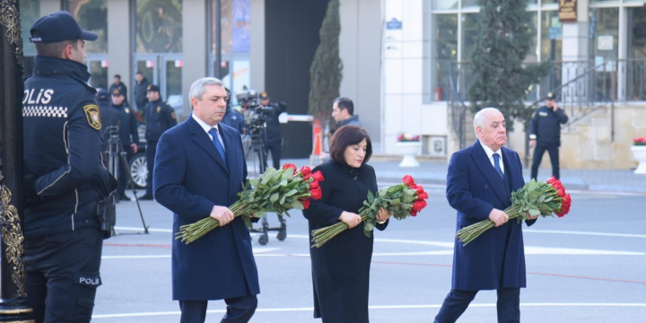 Dövlət və hökumət rəsmiləri Xocalı soyqırımı abidəsini ziyarət ediblər
