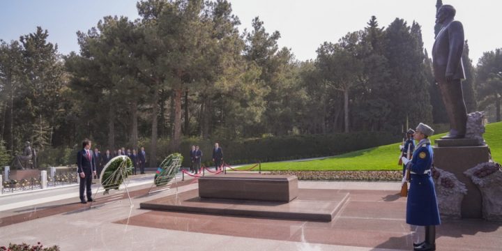 Gürcüstanın Baş naziri İrakli Kobaxidze Ulu Öndər Heydər Əliyevin məzarını ziyarət edib