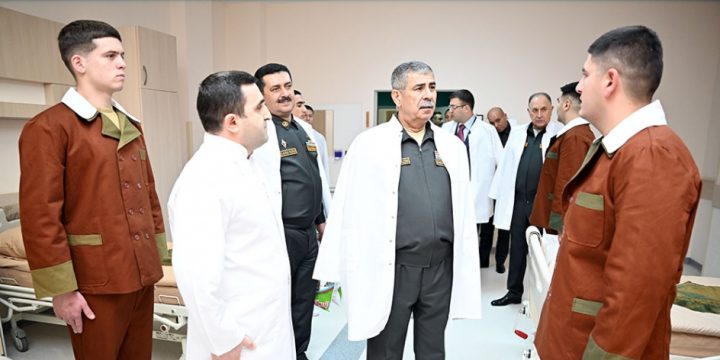 Müdafiə Nazirliyinin rəhbərliyi müalicə olunan hərbi qulluqçuları ziyarət edib 