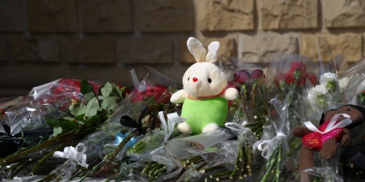 Azərbaycan vətəndaşları Bakıda Rusiya səfirliyinin qarşısında terror qurbanlarını yad edir