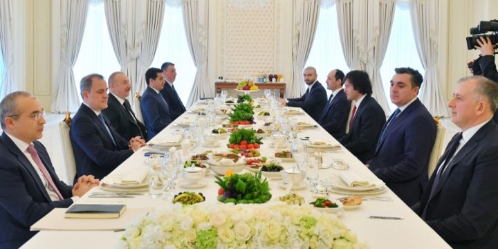 Prezident İlham Əliyevin Baş nazir İrakli Kobaxidze ilə geniş tərkibdə görüşü keçirilib 