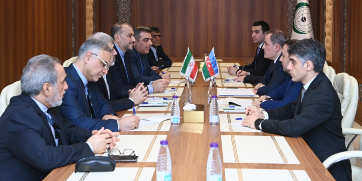 Azerbaijani, Iranian top diplomats discuss current developments in region