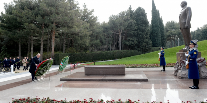 Russian PM visits grave of National Leader Heydar Aliyev